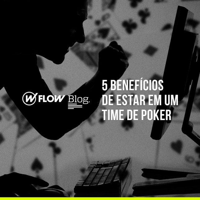 Imagem com o título 5 benefícios de estar em um time de poker e, de fundo, um homem comemorando em frente a um computador